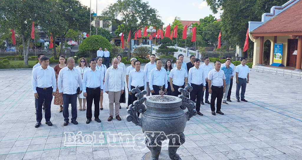 Các đại biểu dâng hương tưởng nhớ Tổng Bí thư Nguyễn Văn Linh tại Khu lưu niệm Tổng Bí thư Nguyễn Văn Linh. 