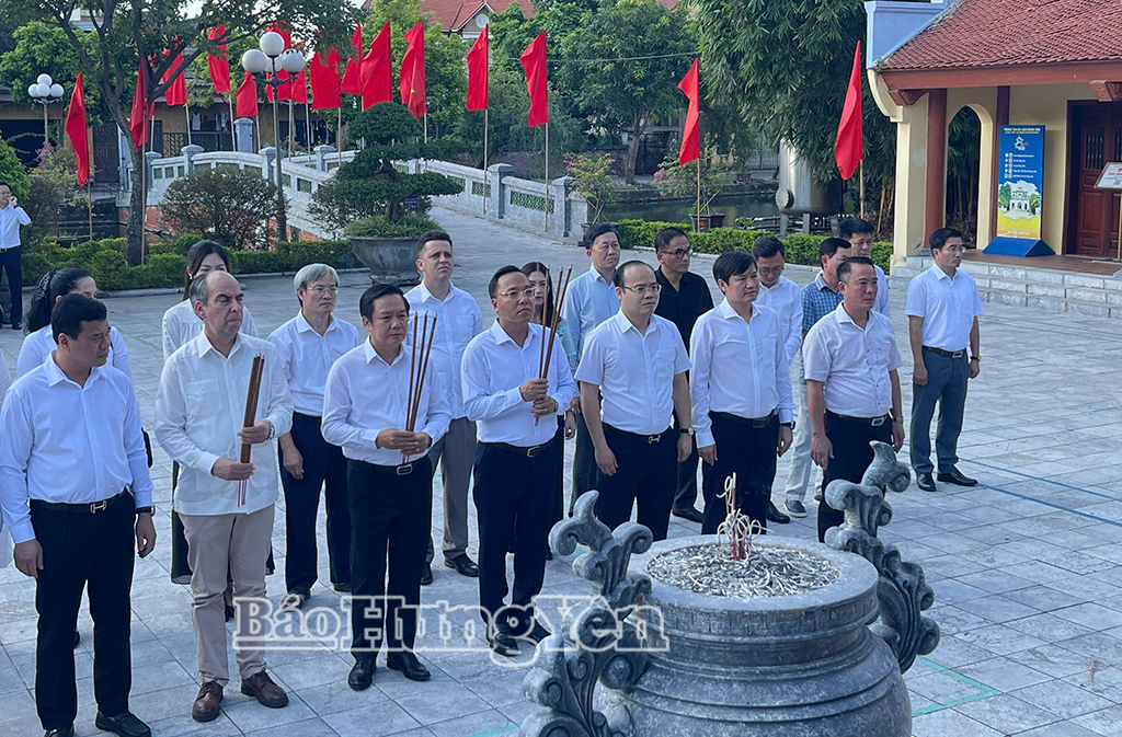 Các đại biểu dâng hương tưởng nhớ Tổng Bí thư Nguyễn Văn Linh tại Khu lưu niệm Tổng Bí thư Nguyễn Văn Linh. 