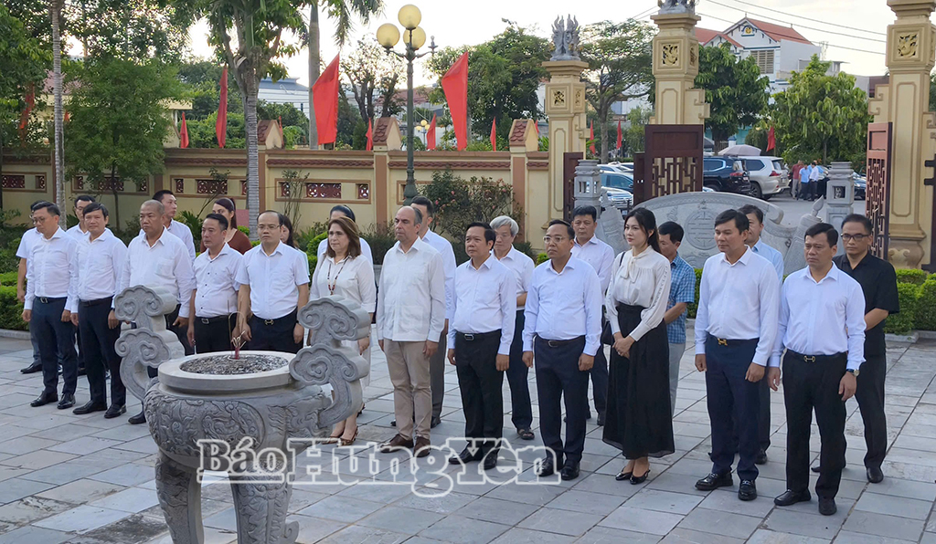 Các đại biểu dâng hương tưởng nhớ Trung tướng Nguyễn Bình tại Nhà tưởng niệm Trung tướng Nguyễn Bình.