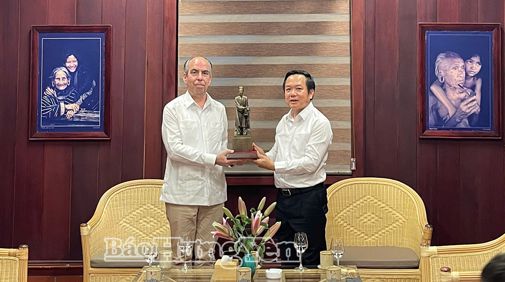 Đồng chí Phạm Quang Ngọc, Ủy viên Ban Chấp hành Trung ương Đảng, Bí thư Tỉnh ủy trân trọng tặng bức tượng Nhà bác học, danh nhân văn hóa Lê Quý Đôn tặng ngài Rogelio Polanco Fuentes, Đại sứ đặc mệnh toàn quyền Cộng hòa Cuba tại Việt Nam.