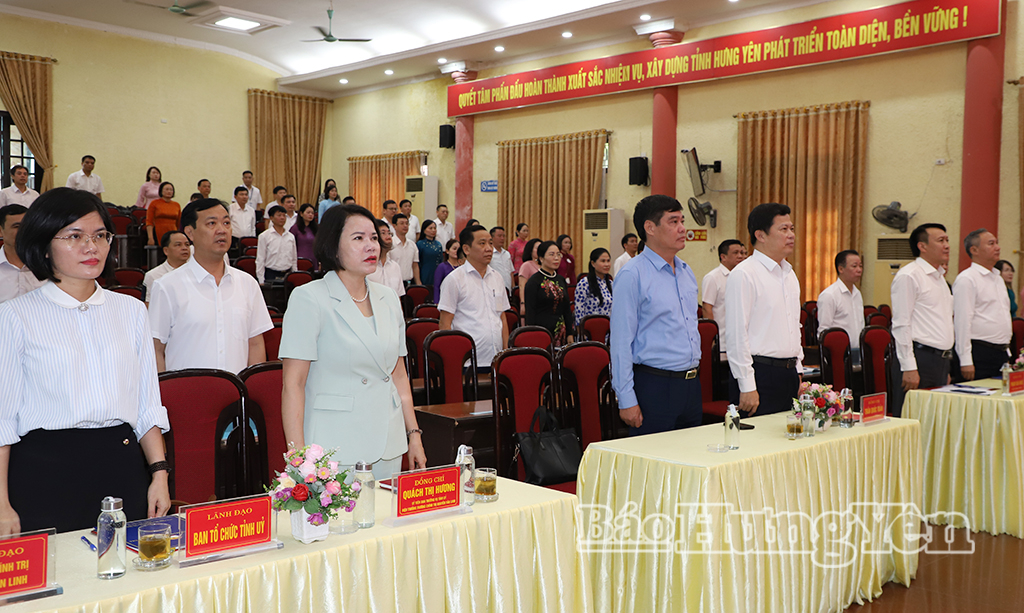 Các đại biểu thực hiện nghi  thức chào cờ.