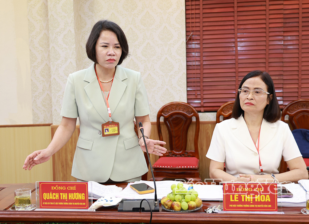 Đồng chí Quách Thị Hương, Ủy viên Ban Thường vụ Tỉnh ủy, Hiệu trưởng Trường Chính trị Nguyễn Văn Linh phát biểu tại hội nghị.