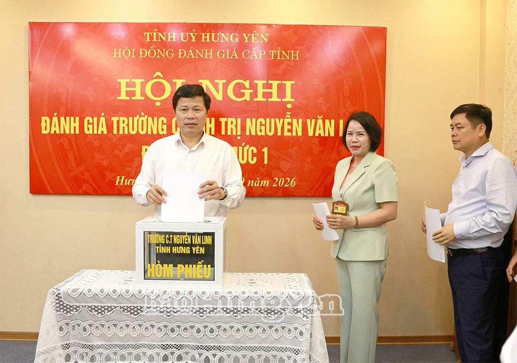 Các đại biểu bỏ phiếu đánh giá Trường Chính trị Nguyễn Văn Linh đạt chuẩn mức 1.