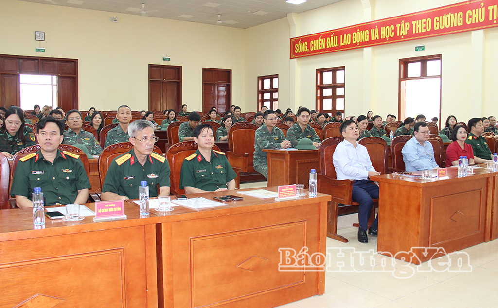 Các đại biểu dự khai mạc.