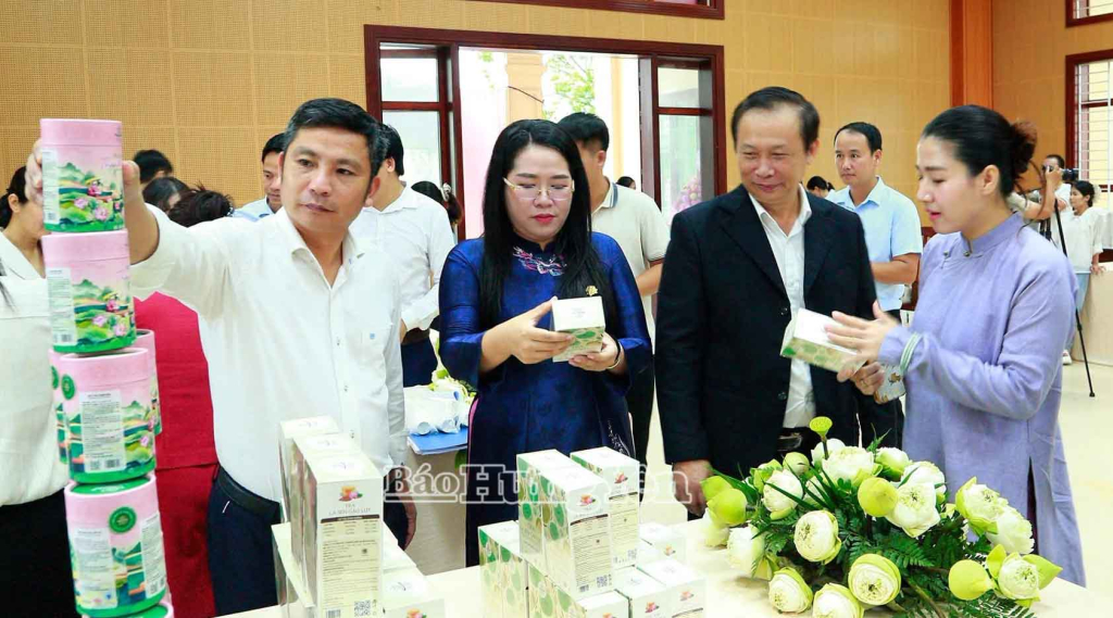Các sản phẩm từ sen thu hút nhiều du khách.