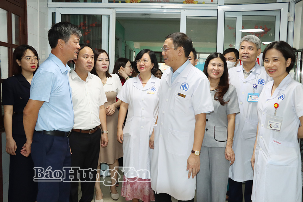 Đoàn giám sát khảo sát thực tế tại khu điều trị.