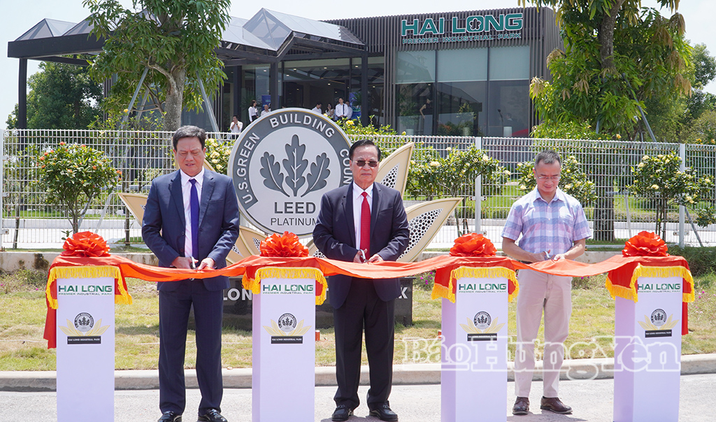 Các đại biểu cắt băng khánh thành biển chứng nhận LEED Platinum tại KCN Hải Long.