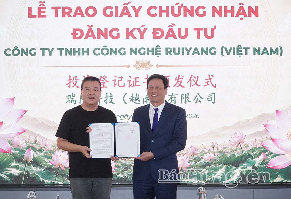Đồng chí Trưởng ban Quản lý Khu kinh tế và các khu công nghiệp tỉnh trao Giấy chứng nhận đăng ký đầu tư cho Công ty TNHH Công nghệ RuiYang Việt Nam.