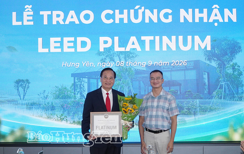 Đại diện Hội đồng Công trình Xanh Hoa Kỳ trao chứng nhận LEED Platinum cho khu nhà điều hành KCN Hải Long.