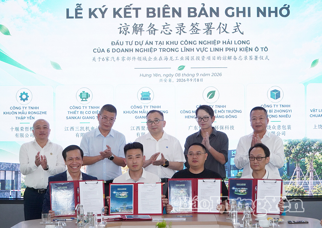 Các đại biểu chứng kiến KCN Hải Long ký kết biên bản ghi nhớ hợp tác đầu tư với các doanh nghiệp sản xuất trong lĩnh vực linh phụ kiện ô tô của Vũ Hán (Trung Quốc).