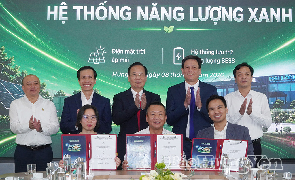 Các đại biểu chứng kiến lễ ký kết hợp tác và trao tặng hệ thống năng lượng xanh với TotalEnergies và Hawee Energy.