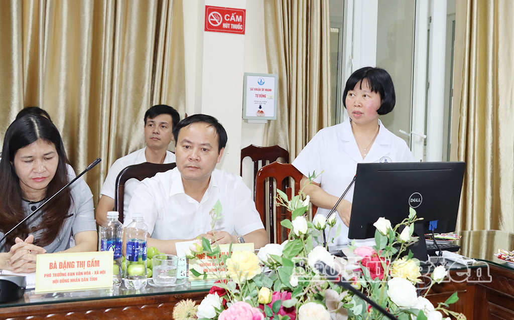 Lãnh đạo Bệnh viện  Phụ sản Thái Bình báo cáo kết quả thực hiện các nghị quyết của HĐND tỉnh về giá dịch vụ khám bệnh, chữa bệnh.