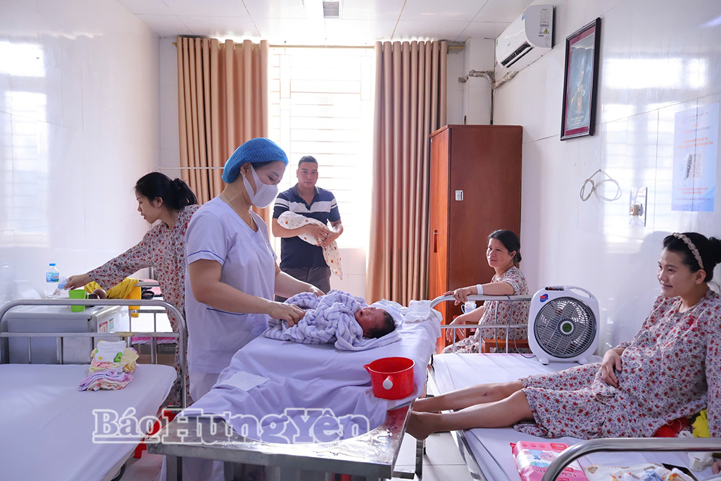 Bác sĩ chăm sóc trẻ sau sinh tại phòng bệnh của Bệnh viên Phụ sản Thái Bình.