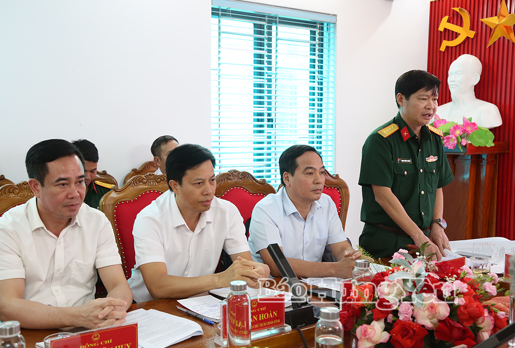 Đại tá Trịnh Hồng Phong, Ủy viên Ban Thường vụ Tỉnh ủy, Chỉ huy trưởng Bộ CHQS tỉnh phát biểu tại buổi làm việc. Ảnh Trịnh Cường