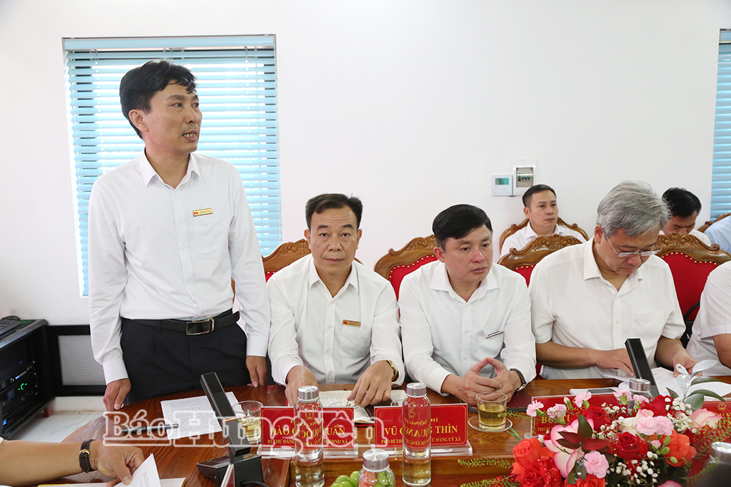 Lãnh đạo xã Hưng Phú báo cáo việc thực hiện các nhiệm vụ chính trị tại địa phương. Ảnh Trịnh Cường