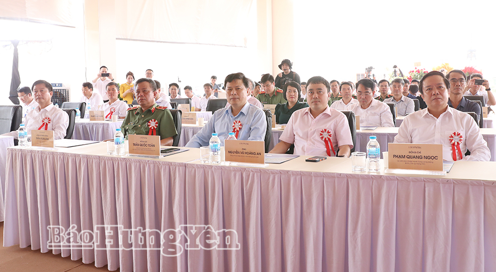 Các đồng chí: Phạm Quang Ngọc, Ủy viên Ban Chấp hành Trung ương Đảng, Bí thư Tỉnh ủy; Trần Quốc Toản, Phó Bí thư Thường trực Tỉnh ủy, Chủ tịch Ủy ban MTTQ Việt Nam tỉnh và các đại biểu dự lễ khởi công.
