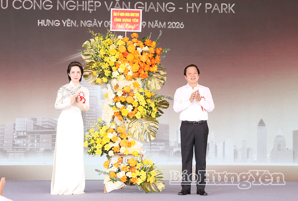 Đồng chí: Phạm Quang Ngọc, Ủy viên Ban Chấp hành Trung ương Đảng, Bí thư Tỉnh ủy tặng hoa chúc mừng nhà đầu tư dự án tại lễ khởi công.