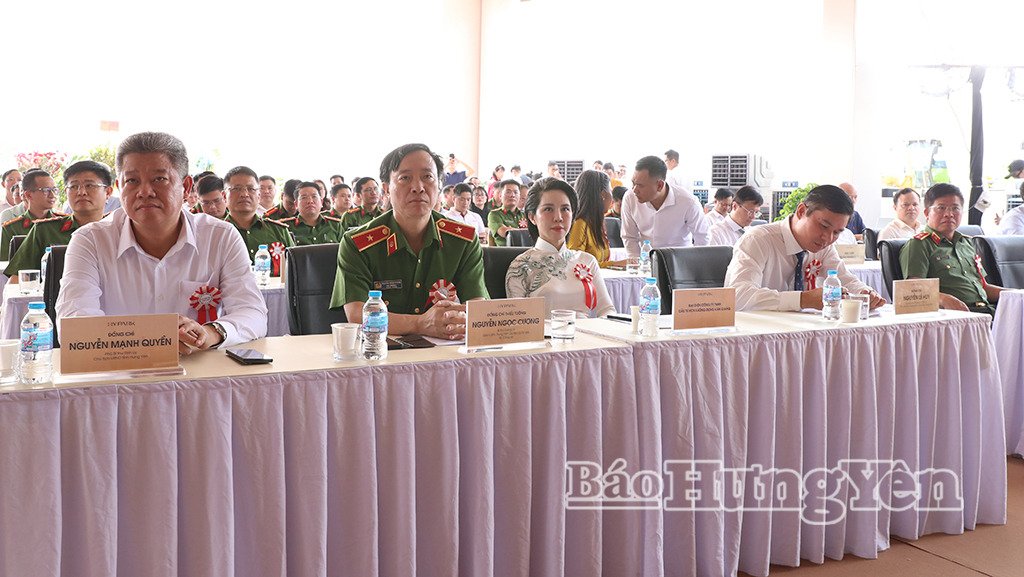 Đồng chí Nguyễn Mạnh Quyền, Phó Bí thư Tỉnh ủy, Chủ tịch UBND tỉnh và các đại biểu dự lễ khởi công.