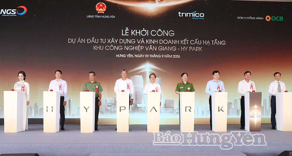 Các đồng chí lãnh đạo tỉnh và các đại biểu thực hiện nghi thức nhấn nút khởi công dự án. 