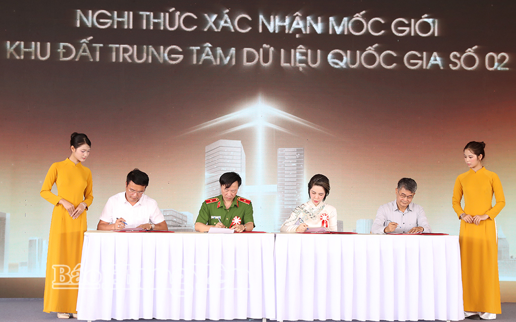 Đại diện lãnh đạo các đơn vị ký kết xác nhận mốc giới khu đất Trung tâm dữ liệu quốc gia số 02. 