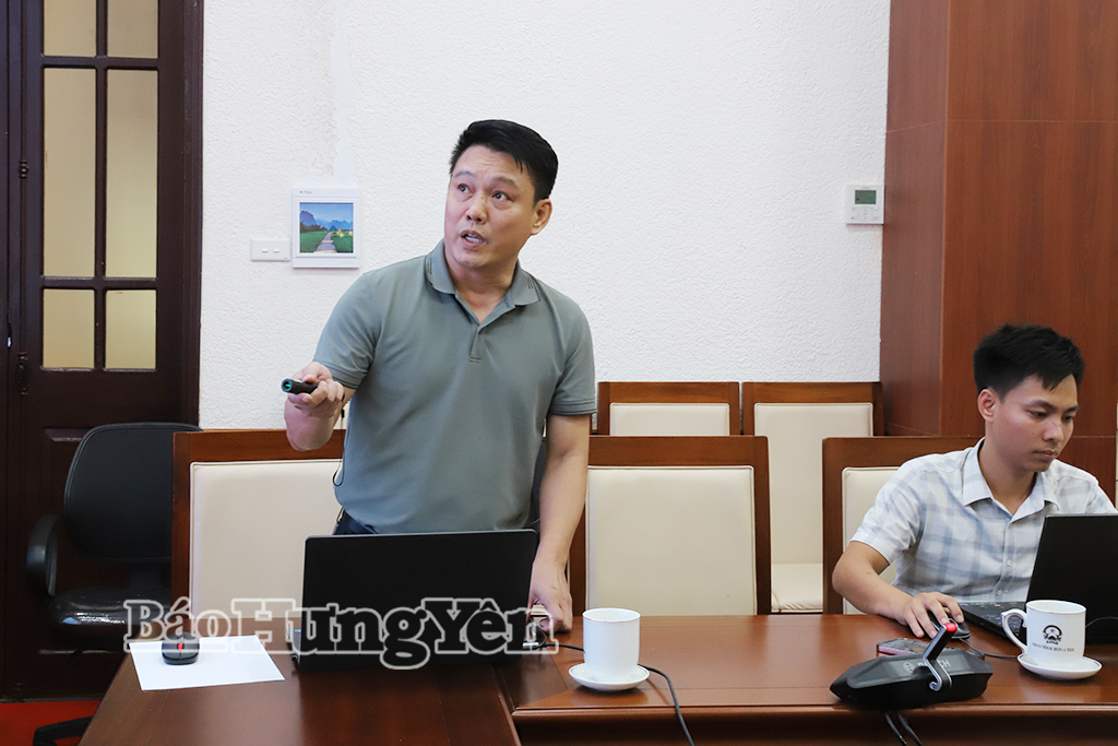 Đại diện đơn vị tư vấn trình bày phương án quy hoạch không gian và phân khu chức năng hai bên tuyến đường kết nối sân bay Gia Bình.