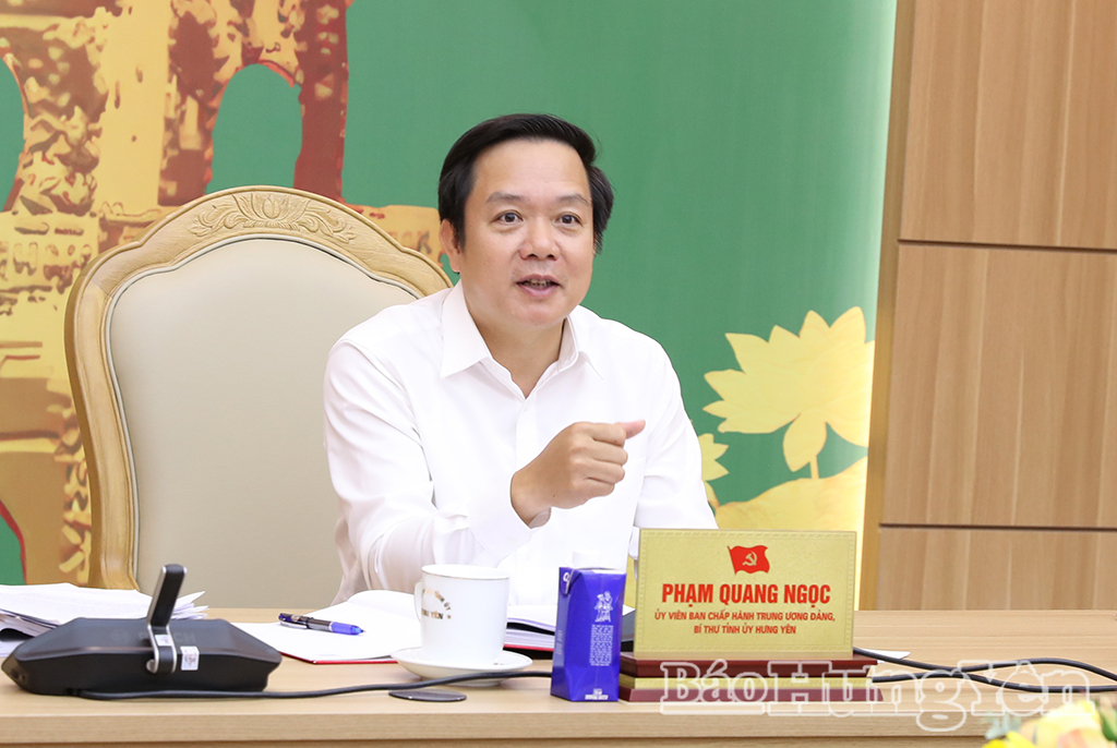 Đồng chí Phạm Quang Ngọc, Ủy viên Ban Chấp hành Trung ương Đảng, Bí thư Tỉnh ủy phát biểu tại cuộc họp.