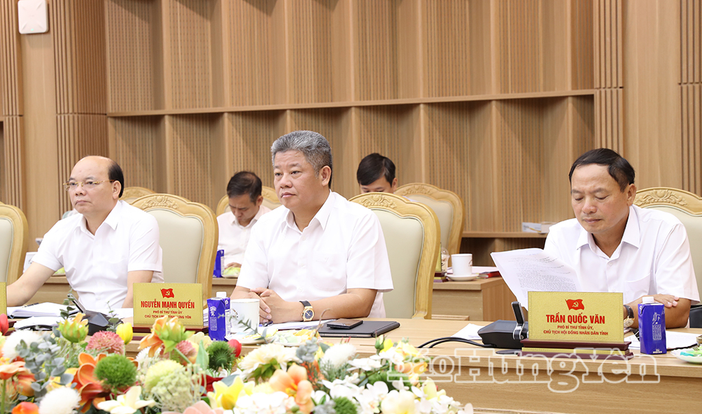 Các đồng chí: Trần Quốc Văn, Phó Bí thư Tỉnh ủy, Chủ tịch HĐND tỉnh; Nguyễn Mạnh Quyền, Phó Bí thư Tỉnh ủy, Chủ tịch UBND tỉnh và đại biểu dự họp.