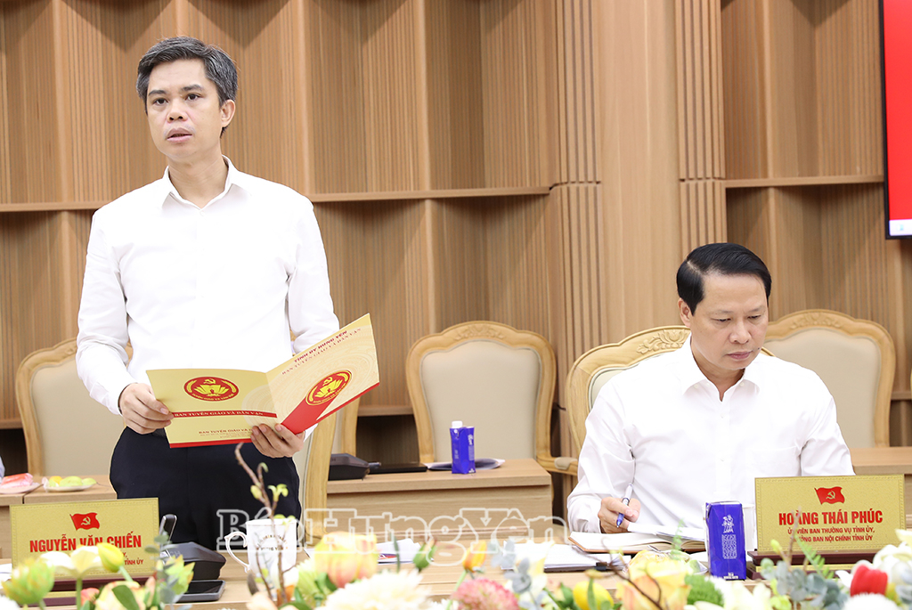 Đồng chí Nguyễn Văn Chiến, Ủy viên Ban Thường vụ Tỉnh ủy, Trưởng ban Tuyên giáo và Dân vận Tỉnh ủy báo cáo nội dung tại cuộc họp.
