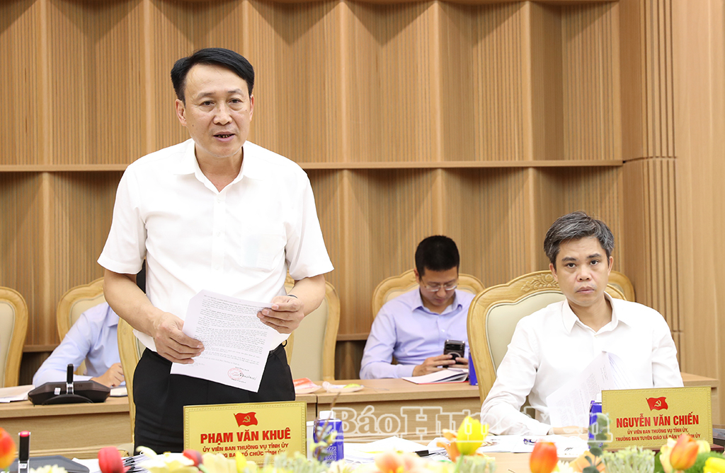 Đồng chí Phạm Văn Khuê, Ủy viên Ban Thường vụ Tỉnh ủy, Trưởng ban Tổ chức Tỉnh ủy báo cáo nội dung tại cuộc họp.