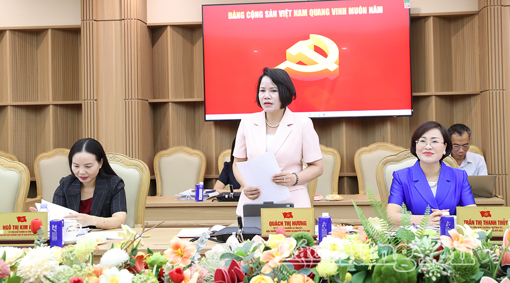 Đồng chí Quách Thị Hương, Ủy viên Ban Thường vụ Tỉnh ủy, Hiệu trưởng Trường chính trị Nguyễn Văn Linh báo cáo nội dung tại cuộc họp.