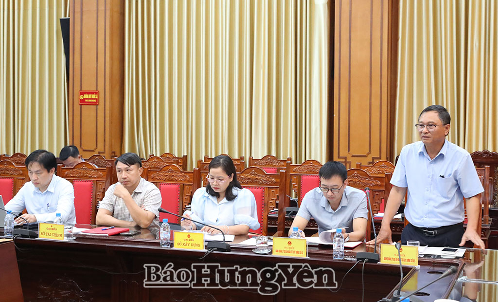 Lãnh đạo Ban Quản lý dự án đầu tư xây dựng số 2 phát biểu tại cuộc họp.