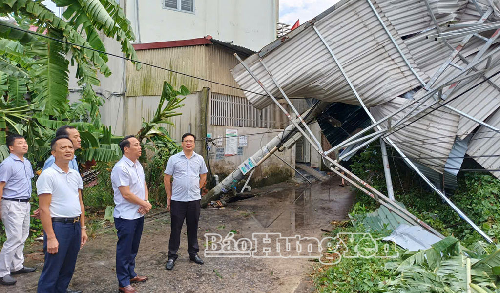 Lốc xoáy gây thiệt hại về tài sản của người dân xã Lạc Đạo
