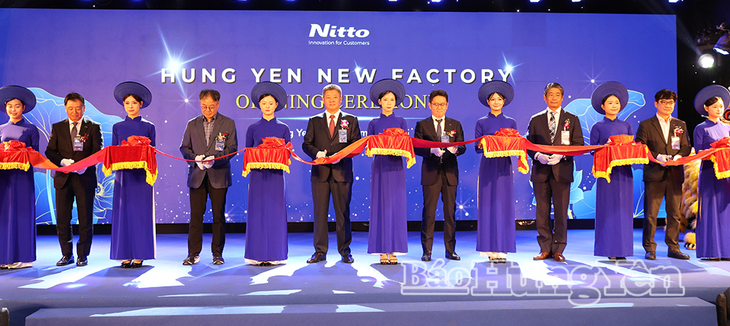 Đồng chí Nguyễn Mạnh Quyền, Phó Bí thư Tỉnh ủy, Chủ tịch UBND tỉnh và các đại biểu cắt băng khánh thành nhà máy Nitto.