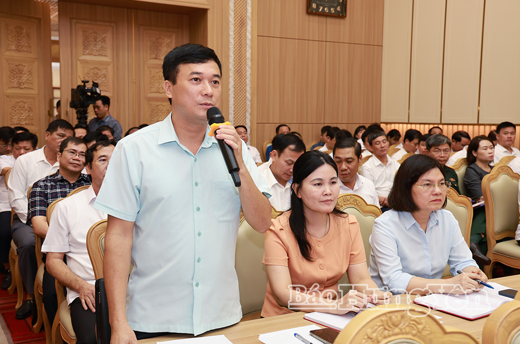 Lãnh đạo xã Việt Yên phát biểu thảo luận tại hội nghị.