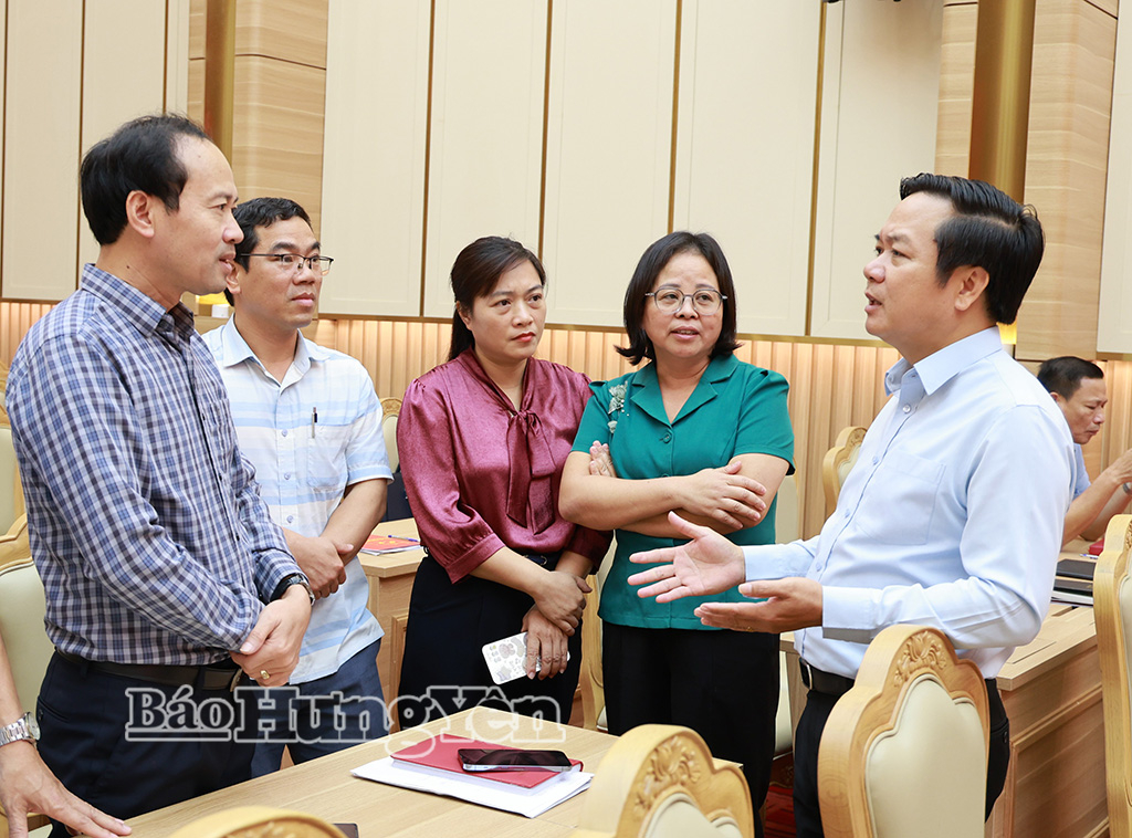 Đồng chí Phạm Quang Ngọc, Ủy viên Ban Chấp hành Trung ương Đảng, Bí thư Tỉnh ủy trao đổi với lãnh đạo các xã tại hội nghị.