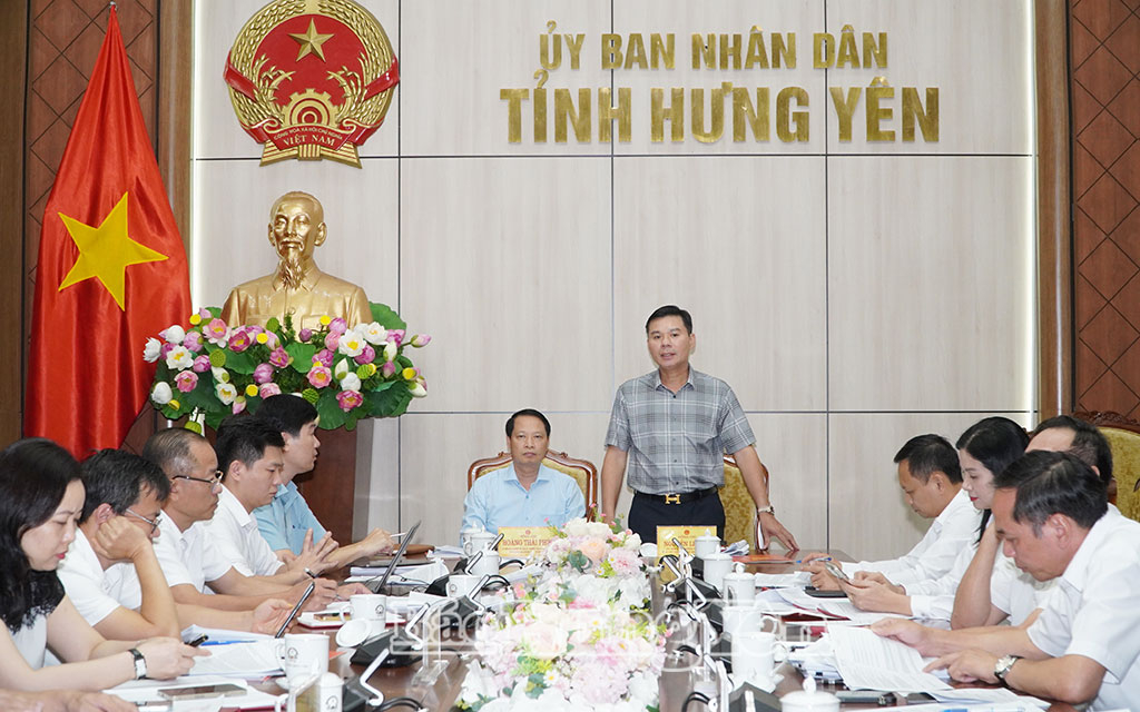 Đồng chí Nguyễn Lê Huy, Ủy viên Ban Thường vụ Tỉnh ủy, Phó Bí thư Thường trực Đảng ủy UBND tỉnh, Phó Chủ tịch Thường trực UBND tỉnh phát biểu tại hội nghị.