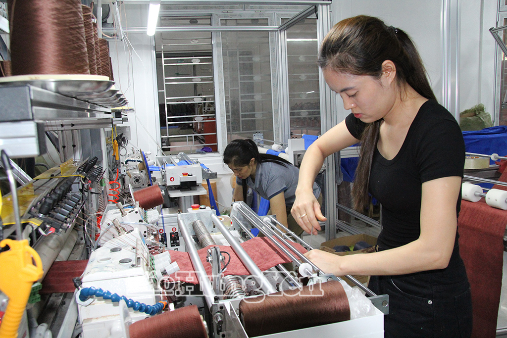 Sản xuất tại Công ty TNHH Sản xuất, xuất khẩu Minh Anh, thôn Phương La, xã Tiên La.