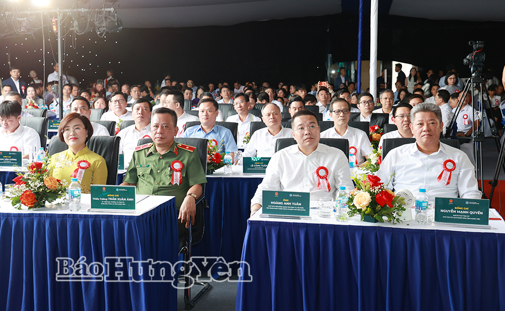 Đồng chí Nguyễn Mạnh Quyền, Phó Bí thư Tỉnh ủy, Chủ tịch UBND tỉnh và các đại biểu dự lễ khởi công.