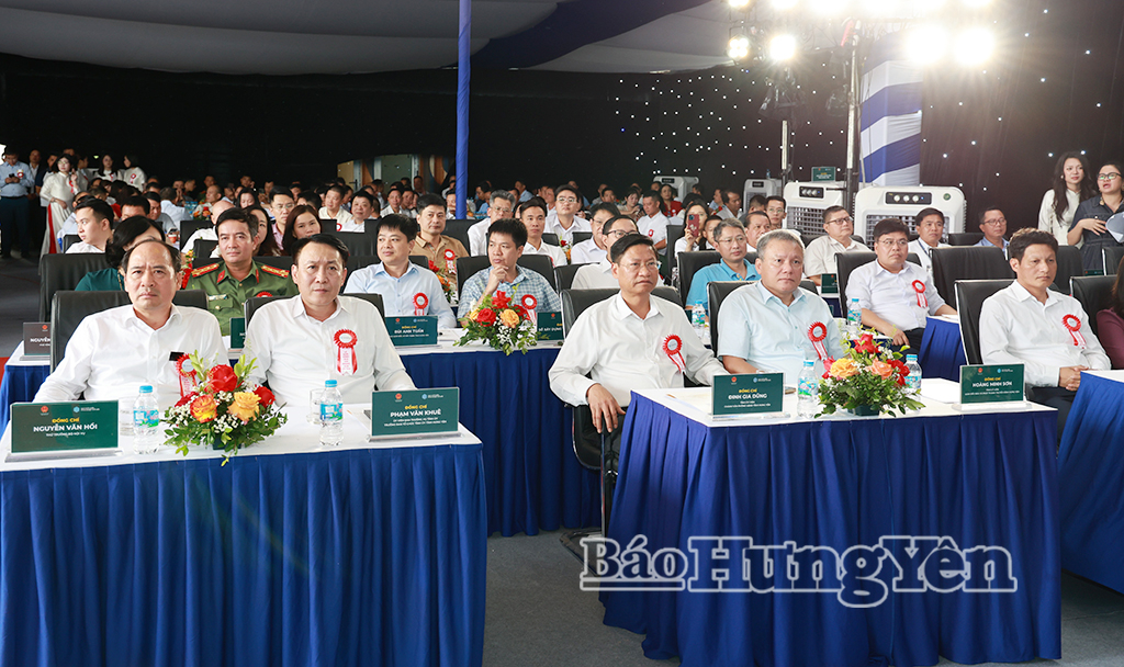 Các đại biểu dự lễ khởi công.
