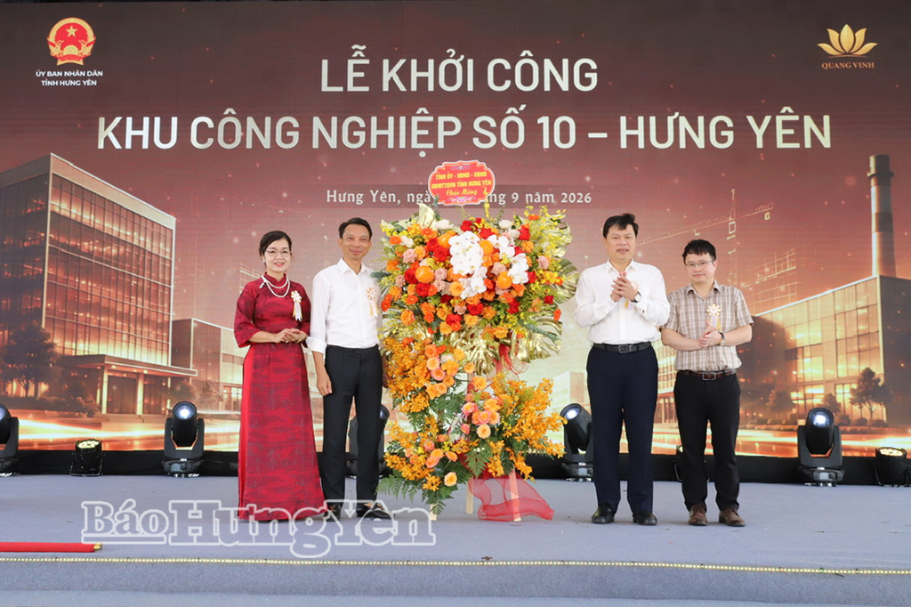 Đồng chí Trần Quốc Toản, Phó Bí thư Thường trực Tỉnh ủy, Chủ tịch Ủy ban MTTQ Việt Nam tỉnh cùng các đại biểu tặng hoa chúc mừng.