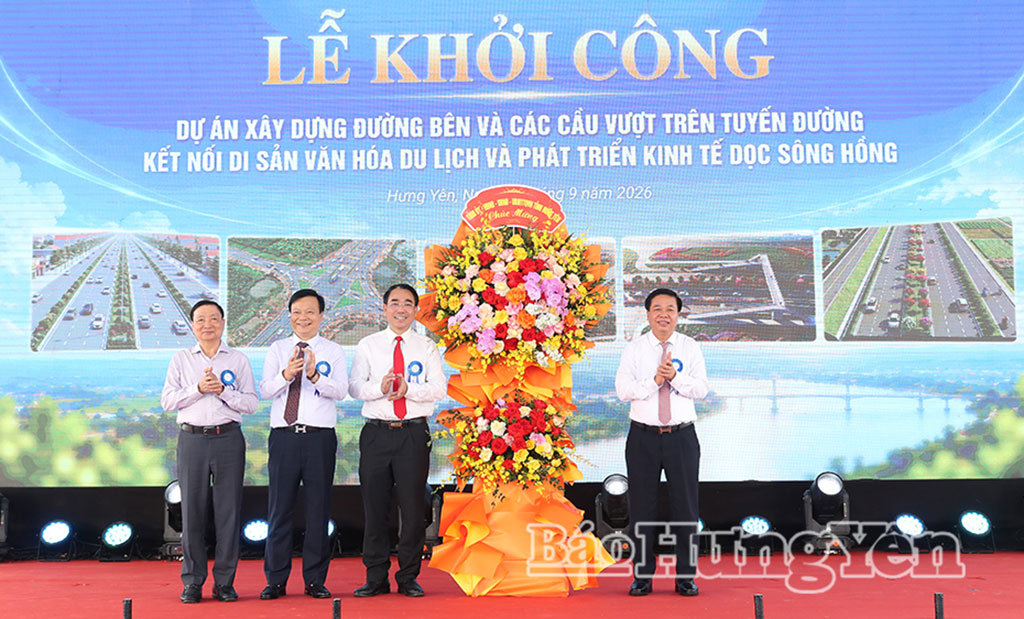 Đồng chí Nguyễn Quang Hưng, Ủy viên Ban Thường vụ Tỉnh ủy, Chủ nhiệm Ủy ban Kiểm tra Tỉnh ủy tặng hoa chúc mừng.