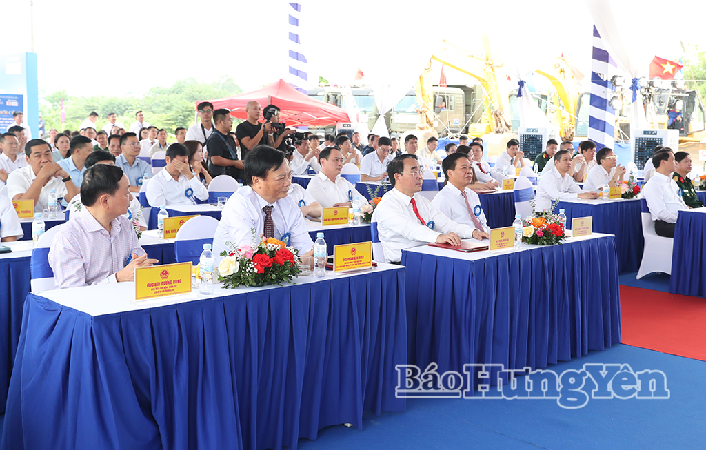 Các đồng chí lãnh đạo tỉnh và đại biểu dự lễ khởi công.