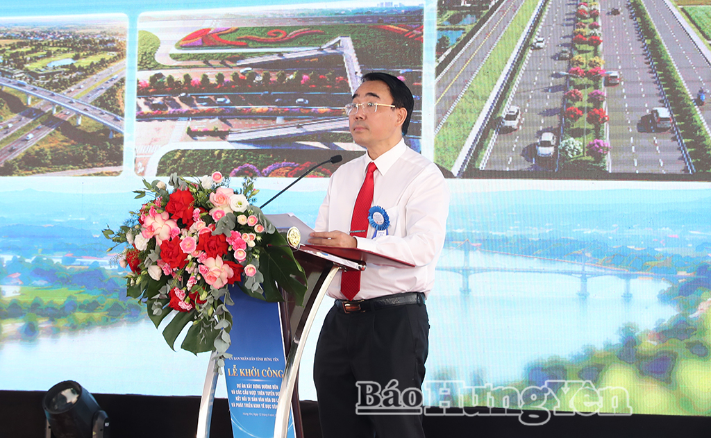 Lãnh đạo Ban Quản lý dự án đầu tư xây dựng số 1 phát biểu tại lễ khởi công.