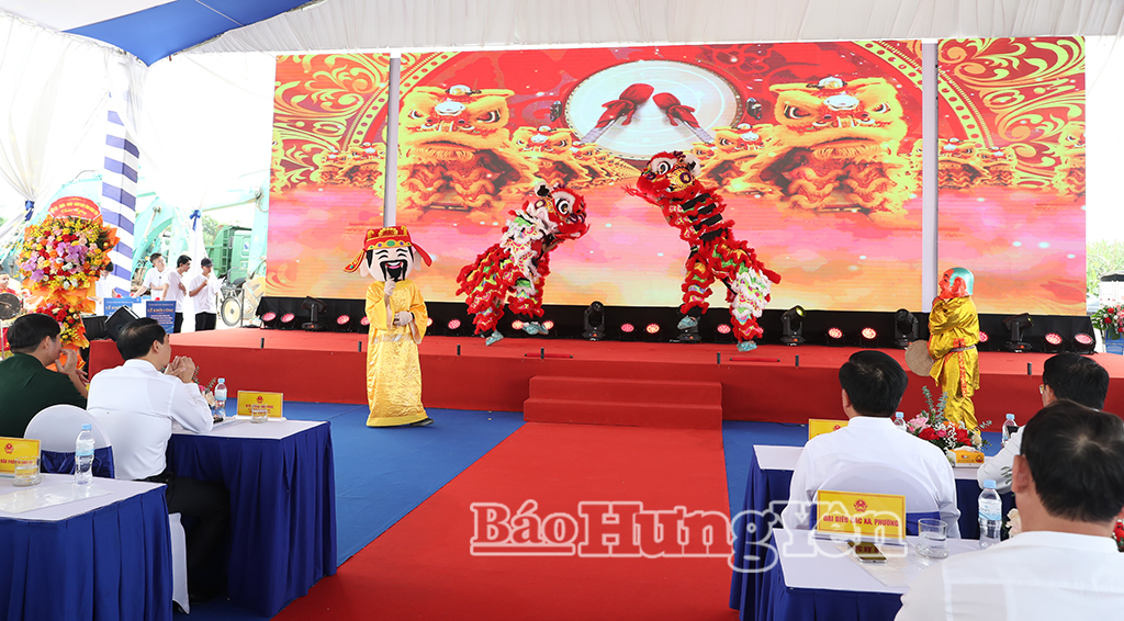 Màn múa lân tại lễ khởi công.