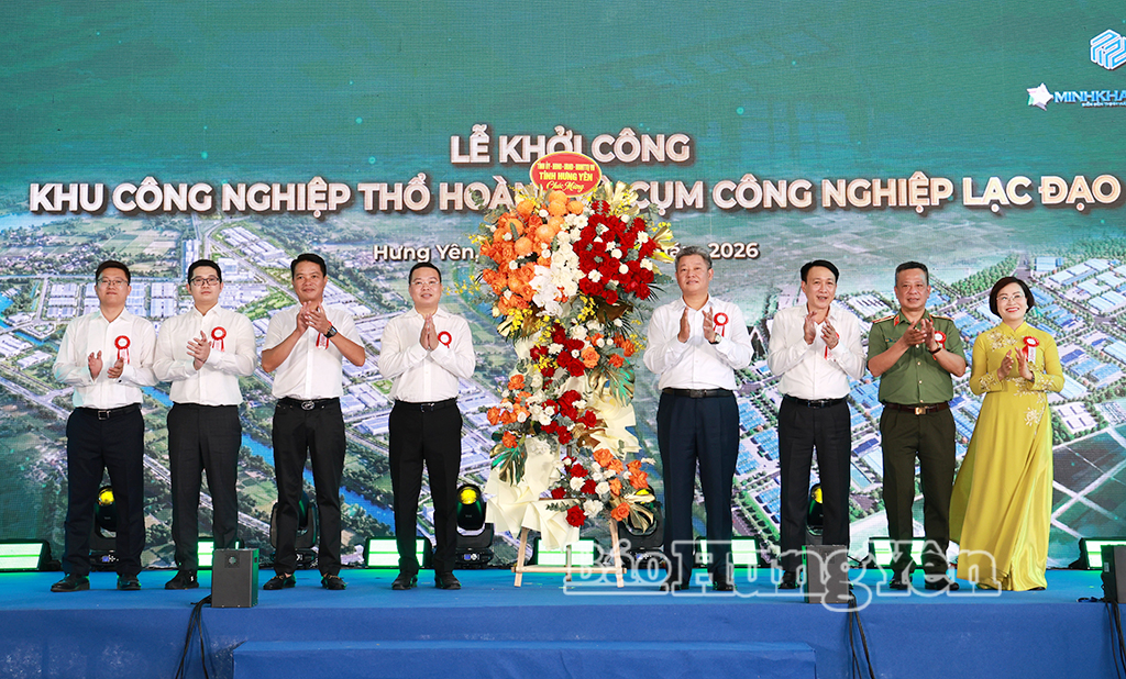 Đồng chí Nguyễn Mạnh Quyền, Phó Bí thư Tỉnh ủy, Chủ tịch UBND tỉnh cùng các đồng chí Ủy viên Ban Thường vụ Tỉnh ủy tặng hoa chúc mừng nhà đầu tư dự án tại lễ khởi công.