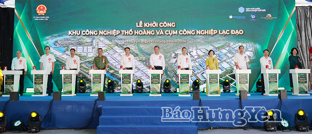 Các đại biểu thực hiện nghi thức nhấn nút khởi công dự án.
