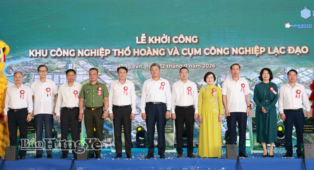 Các đại biểu chụp ảnh lưu niệm tại lễ khởi công dự án.