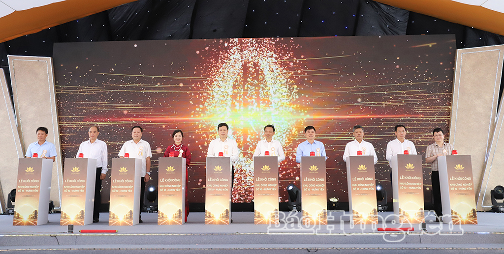 Các đại biểu thực hiện nghi lễ khởi công dự án.
