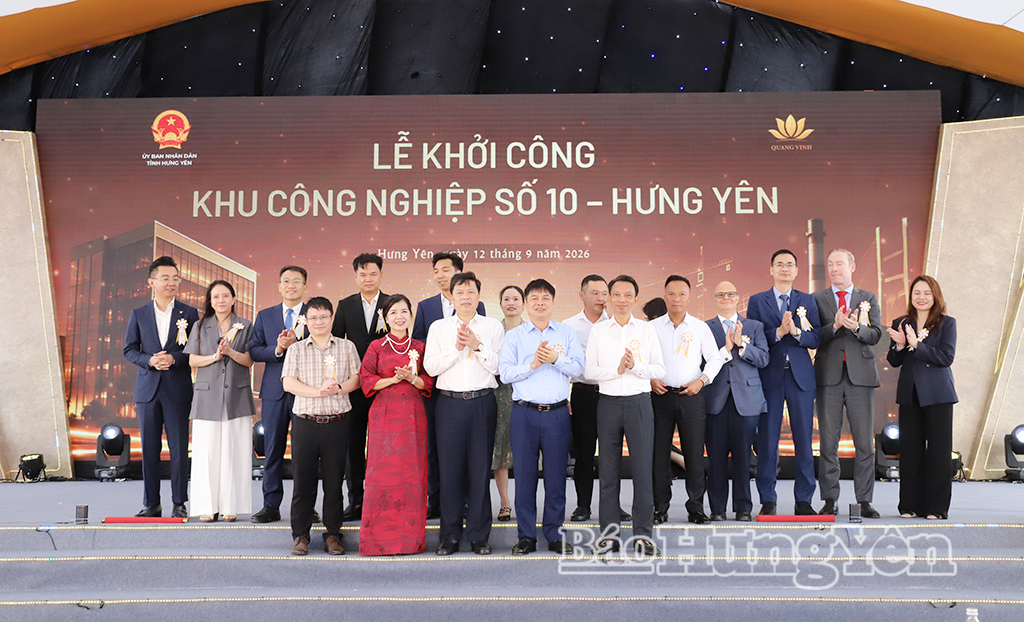 Các đại biểu chụp ảnh lưu niệm.