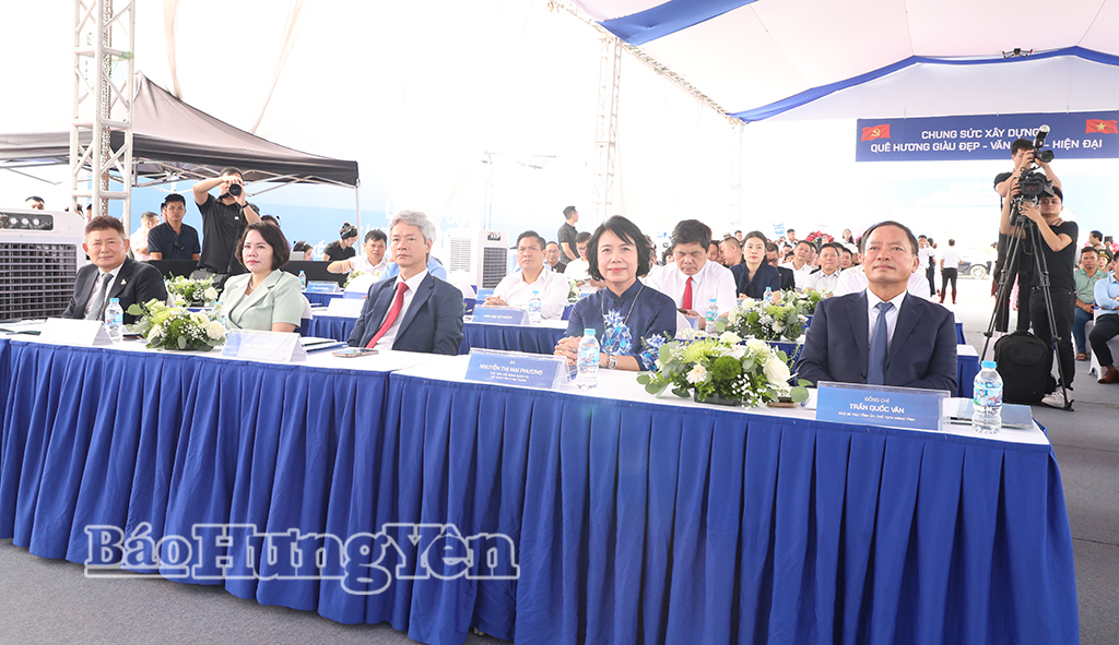 Đồng chí Trần Quốc Văn, Phó Bí thư Tỉnh ủy, Chủ tịch HĐND tỉnh và các đại biểu dự lễ khởi công.